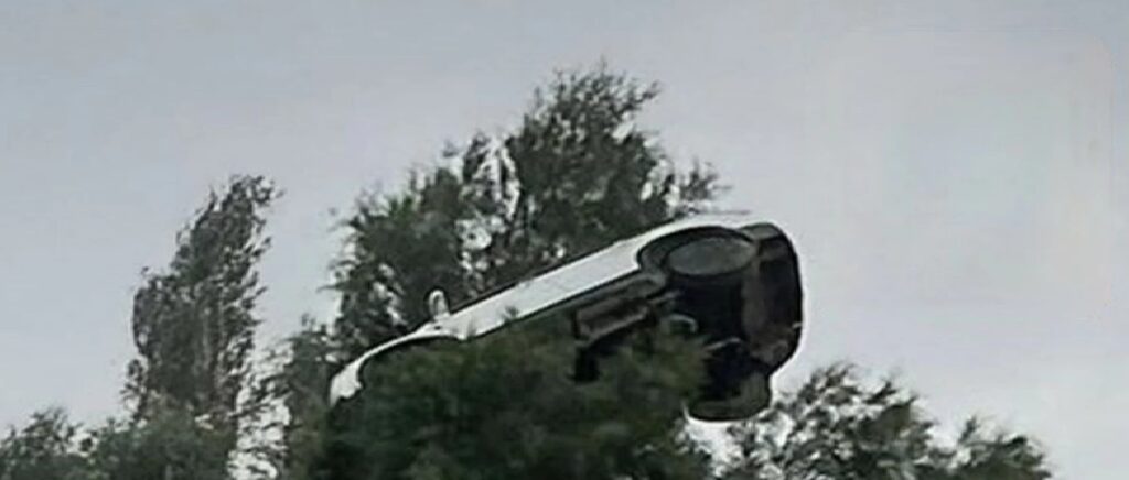 Kuwait car on tree മരത്തിൽ കയറുന്ന കാറോ ? കുവൈറ്റിൽ മരത്തിന് മകളിൽ ഒരുകാർ, അമ്പരന്ന് ജനം ; കാർ എങ്ങനെ മരത്തിന് മുകളിൽ എത്തി 1 car new