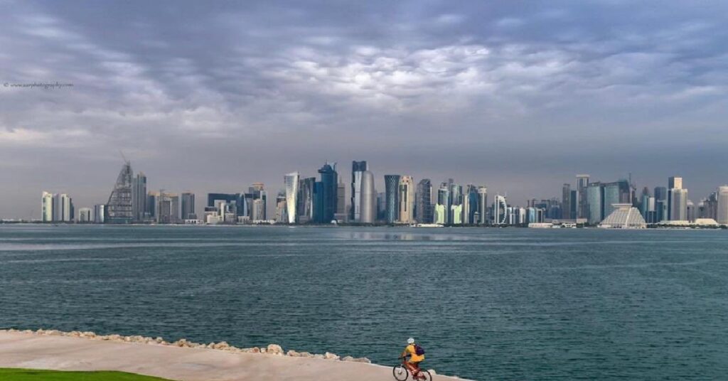 Qatar Weather Alert തീരദേശ മേഖലകളിൽ ശക്തമായ കാറ്റിനും ഇടിമിന്നലിനും സാധ്യത; കാലാവസ്ഥാ വകുപ്പ് മുന്നറിയിപ്പ് 1 rain 2