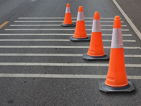 Uae traffic alert; ദുബായ് മാരത്തൺ നാളെ : ചില റോഡുകൾ ഭാഗികമായി അടച്ചിടുമെന്ന് മുന്നറിയിപ്പ് 1 stock road cones 1835a3942f1 large