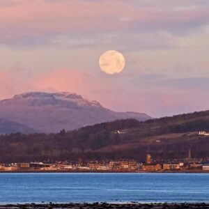 2026 01 0320 01 47spectacular sight in uae skies today as wolf supermoon coincides with meteor shower event