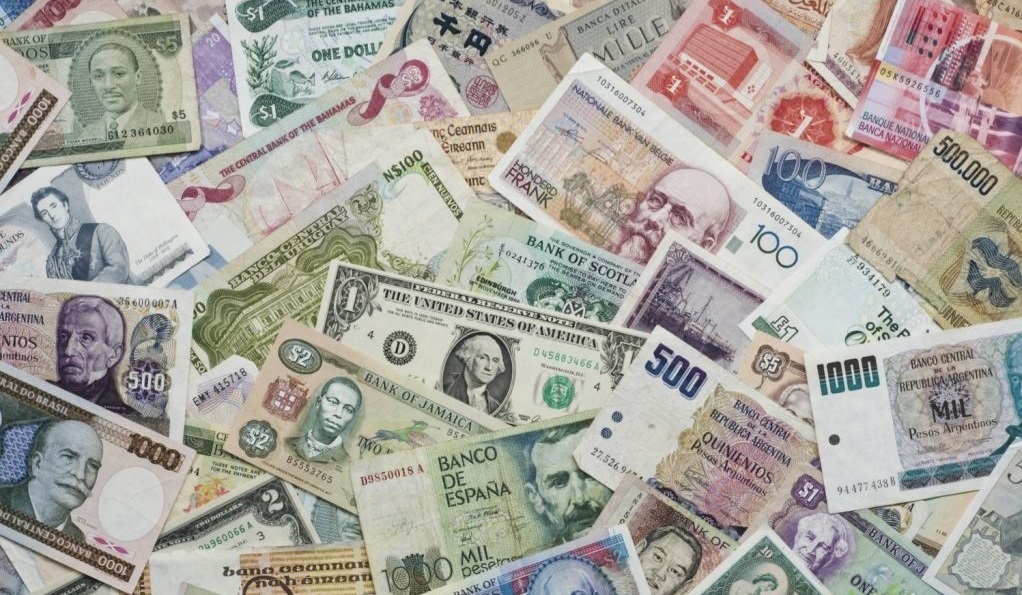 Indian Rupee Value;ഡോളറിനെതിരെ രൂപയ്ക്ക് ഇടിവ്; വിപണി നിരീക്ഷിച്ച് പ്രവാസികള് കരുതലോടെ റിസര്വ് ബാങ്ക് 1 226868