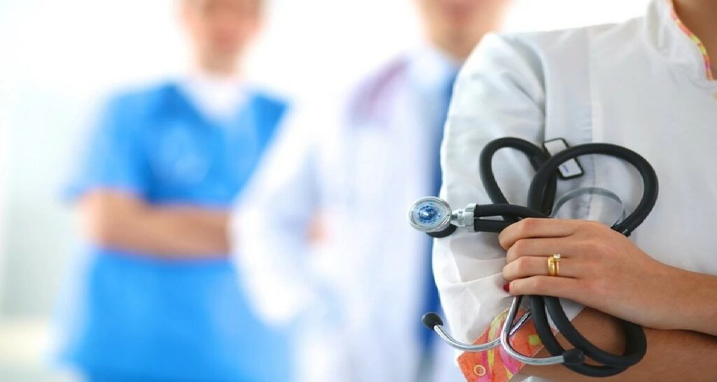 Kuwait Medical Licensing Exam കുവൈറ്റിൽ ഡോക്ടർമാർക്ക് ഇനി ‘ദേശീയ പരീക്ഷ’ നിർബന്ധം; പുതിയ ഉത്തരവ് പുറത്തിറക്കി ആരോഗ്യ മന്ത്രാലയം 1 doctor