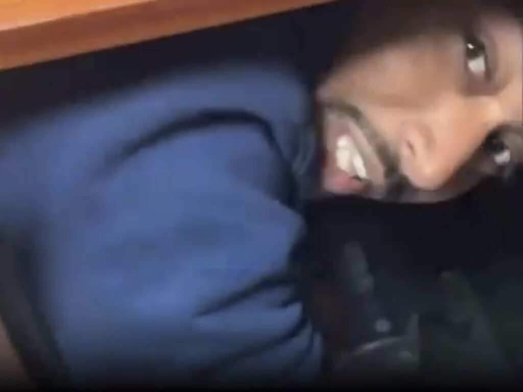 സൈറൺ മുഴങ്ങിയപ്പോൾ ഡ്രൈവറുടെ ‘സ്പെഷ്യൽ’ രക്ഷാകവചം! കുവൈറ്റിൽ വൈറലായ വിചിത്ര ദൃശ്യം 🇰🇼 1 240980