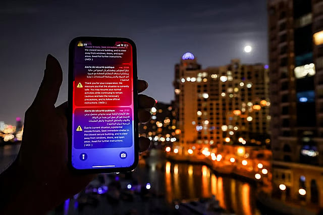 ഔദ്യോഗിക അടിയന്തര മുന്നറിയിപ്പുകൾ ലഭിക്കുമ്പോൾ പൊതുജനങ്ങൾ എങ്ങനെ പ്രതികരിക്കണം : സുരക്ഷാ മാർഗ്ഗനിർദ്ദേശങ്ങൾ പുറത്തിറക്കി ഷാർജ 1 260538