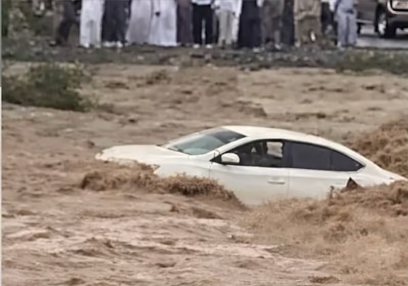 fujairah flash floods ;ഫുജൈറയിൽ മിന്നൽപ്രളയം; ഒഴുക്കിൽപ്പെട്ട വാഹനത്തിൽ നിന്ന് ഡ്രൈവർ രക്ഷപ്പെട്ടത് തലനാരിഴയ്ക്ക്: ജാഗ്രതാനിർദ്ദേശവുമായി യുഎഇ 1 280297