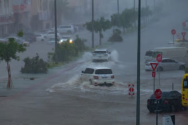 heavy rain halts bus services;കനത്ത മഴ; യുഎഇയിൽ ഈ പ്രധാന റൂട്ടിലെ ബസ് സർവീസുകൾ നിർത്തിവെച്ചു 1 282061