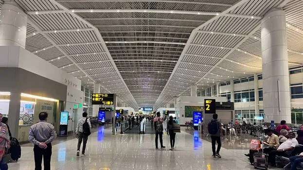 Flight ticket fare; പ്രവാസികൾക്ക് ഇരുട്ടടി; 50,000 രൂപയിൽ കുറഞ്ഞ് വിമാനടിക്കറ്റില്ല, ദുബായിലേക്ക് പോകാൻ ഇത്രയും രൂപയോ? ലക്ഷങ്ങൾ തൊടും 1 282636