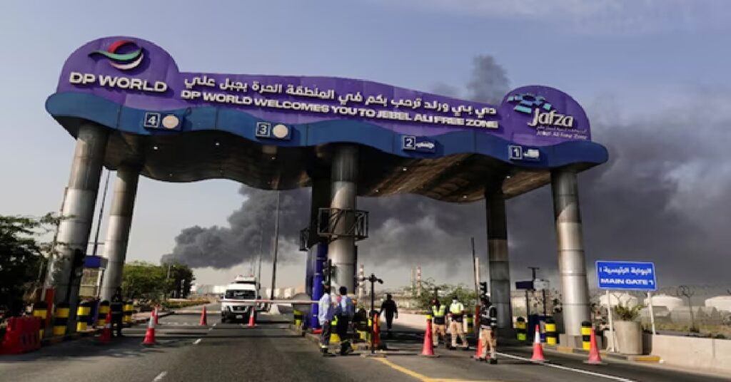 Iran missile attack UAE Dubai 2026 തിരിച്ചടിച്ച് ഇറാൻ, യു എയിൽ മിസൈൽ - ഡ്രോൺ വർഷം; ജബൽ അലി തുറമുഖത്ത് വൻ സ്ഫോടനം 1 UAE