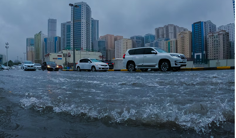 Qatar rain safety guidelines : മഴക്കാലമാണേ… പെട്ടെന്ന് ബ്രേക്ക് ഇടരുത്, വേഗത കുറച്ച് പോണം, വാഹനമോടിക്കുന്നവർ ഇക്കാര്യങ്ങൾ ശ്രദ്ധിക്കണേ 1 rain alert