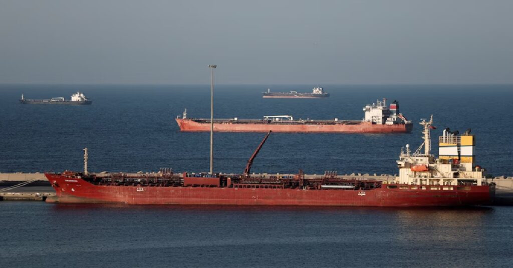 Iran reopens Strait of Hormuz partially : ആശ്വാസം: ഹോർമുസ് കടലിടുക്ക് ഭാഗികമായി തുറന്ന് ഇറാൻ; എണ്ണവിലയിൽ വൻ ഇടിവ് 1 boat