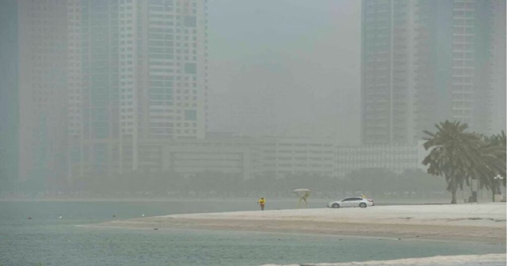 UAE weather update NCM ചൂട് കടുക്കുന്നു, ഒപ്പം ശക്തമായ പൊടിക്കാറ്റും; വാഹനമോടിക്കുന്നവർക്കും കടലിൽ പോകുന്നവർക്കും യുഎഇയിൽ ജാഗ്രതാ നിർദ്ദേശം! 1 UAE 1233