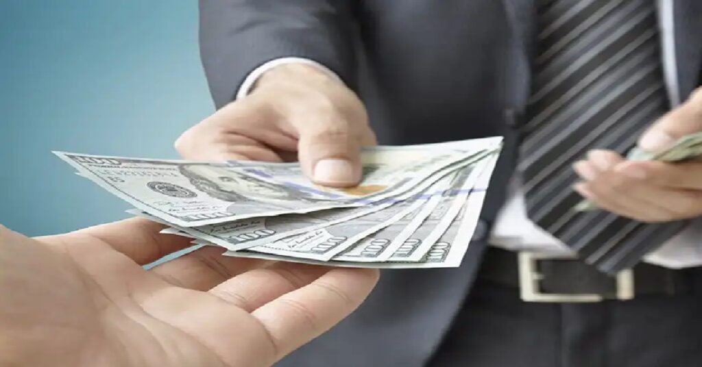 UAE private sector salary rules യു.എ.ഇ സ്വകാര്യ മേഖലയിൽ വലിയ മാറ്റം; ജൂൺ 1 മുതൽ എല്ലാ മാസവും ഒന്നാം തീയതി ശമ്പളം നിർബന്ധമാക്കി, ഗ്രേസ് പീരിയഡ് ഒഴിവാക്കി മന്ത്രാലയം 1 salary