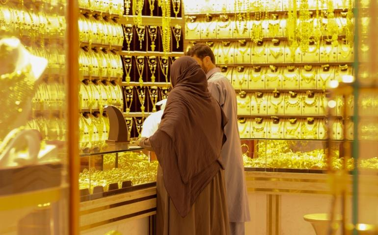 UAE Gold Price;യു.എ.ഇയില് സ്വര്ണം വാങ്ങാന് കാത്തിരുന്നവര്ക്ക് ആശ്വാസം; വില വീണ്ടും താഴേക്ക് | 1 415008