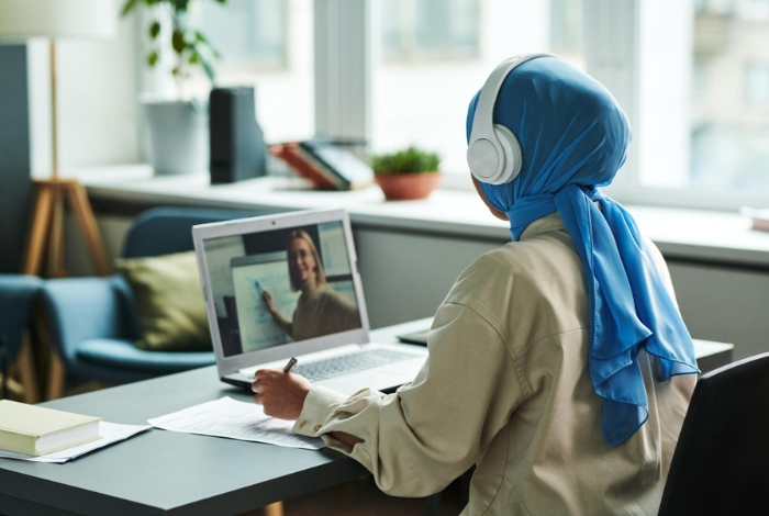 UAE private tutoring;യുട്യൂഷൻ എടുത്ത് അധിക വരുമാനം നേടാം; യു.എ.ഇയിൽ പുതിയ വർക്ക് പെർമിറ്റ് പ്രഖ്യാപിച്ചു;വിദ്യാര്ത്ഥികള്ക്കും അധ്യാപകര്ക്കും അവസരം 1 440998