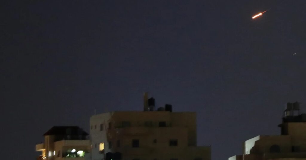 Iran missile attack on Israel ആക്രമണ പരമ്പര, ഇസ്രയേലിന് നേരെ ഇറാന്റെ കടുത്ത മിസൈലാക്രമണം; തിരിച്ചടിച്ചാൽ അതിശക്ത ആക്രമണമുണ്ടാകുമെന്ന് മുന്നറിയിപ്പ് 1 iran 111