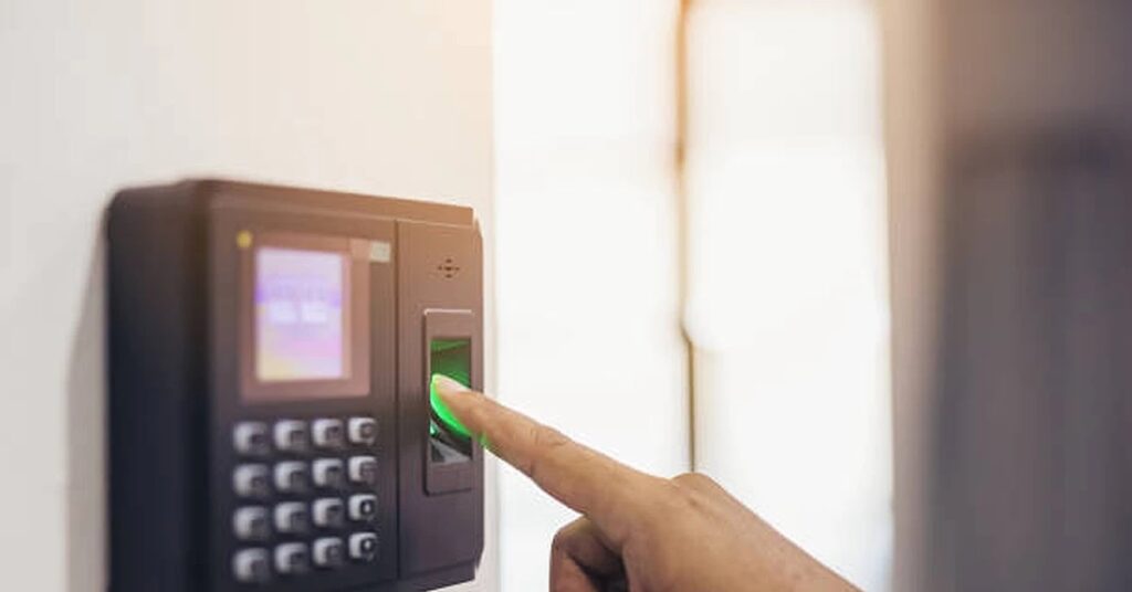 Three fingerprint scans mandatory for workers പഞ്ചിംഗ് മൂന്ന് തവണയാക്കി; മറന്നാല് പണി കിട്ടും 1 punching