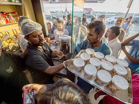 ചൂടോ ചൂട്!!!!45 ഡിഗ്രി ചൂടിലും ആവി പറക്കുന്ന 'കറക്ക്'; വേനലിലും യുഎഇക്കാർക്ക് ചായയോടുള്ള പ്രിയത്തിന് പിന്നിലെന്ത്? ശാസ്ത്രവും വിദഗ്ദ്ധരും പറയുന്നത് 1 500527