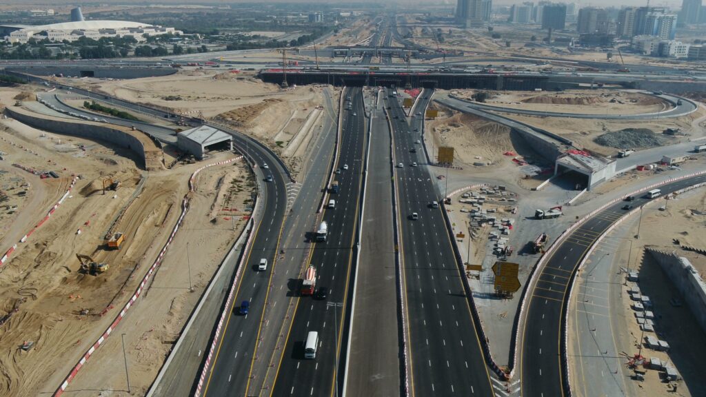 Accident on Dubai–Al Ain Road; Traffic Congestion Expected ദുബൈ–അൽ ഐൻ റോഡിൽ അപകടം; ഗതാഗതക്കുരുക്കിന് സാധ്യത, ജാഗ്രതാ നിർദേശവുമായി ദുബൈ പൊലീസ് 1 AL AIN ROAD