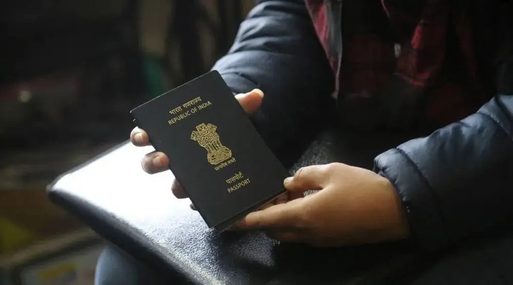 Indian Expatriates Struggle with Passport Expiry Issues പാസ്പോർട്ട് പുതുക്കൽ: അനധികൃത ഏജന്റുമാരുടെ വാഗ്ദാനങ്ങളിൽ വീഴരുതേ... 1 Indian passport e1784263015191