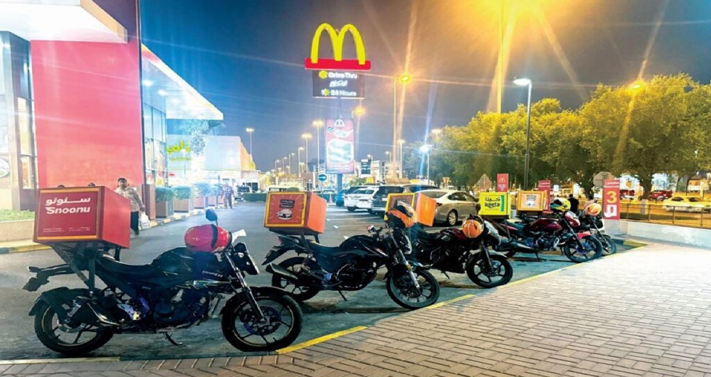 Qatar delivery bike traffic violations അമിതവേഗവും ക്രമരഹിത പാർക്കിങ്ങും; ഡെലിവറി ബൈക്കുകൾക്കെതിരെ ഖത്തറിൽ വ്യാപക പരാതി 1 QATAR 4445 1