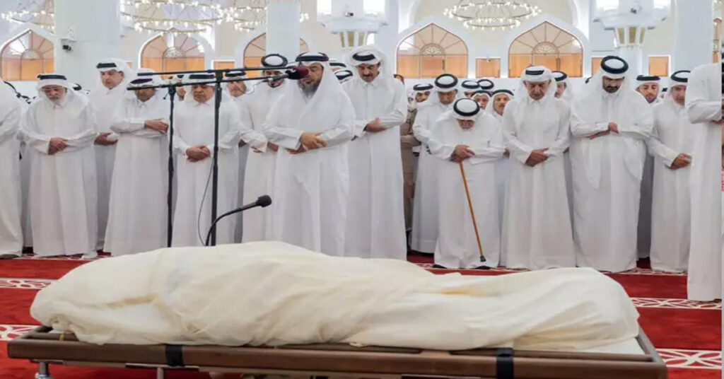 Thousands bid farewell to modern Qatar's architect Amir carries the body in simple funeral ആധുനിക ഖത്തറിന്റെ ശില്പിക്ക് ആയിരങ്ങളുടെ സാന്നിധ്യത്തില് വിട 1 amir