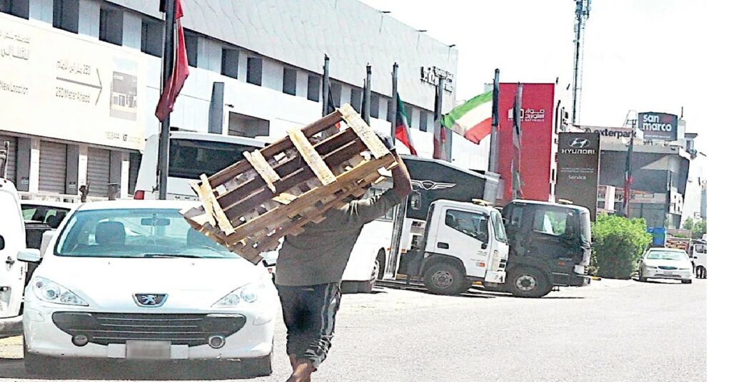 Kuwait Midday Work Ban : ഉച്ചവെയിലിൽ ജോലി ചെയ്യിപ്പിക്കുന്ന സ്ഥാപനങ്ങൾക്കെതിരെ കടുത്ത നടപടി; പൊതുജനങ്ങളുടെ സഹായം തേടി പിഎഎം 1 jobs 859