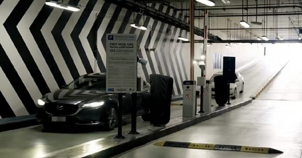 Dubai City Walk smart parking : പാർക്കിംഗ് ടിക്കറ്റ് വേണ്ട! ദുബായ് സിറ്റി വാക്കിൽ പുതിയ സ്മാർട്ട് സംവിധാനം, ആദ്യ മണിക്കൂർ സൗജന്യം 1 parking