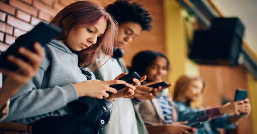 UAE social media age limit 15 വയസ്സിന് താഴെയുള്ള കുട്ടികളുണ്ടോ? യുഎഇയിലെ സോഷ്യൽ മീഡിയ പ്രായ നിരോധനത്തെക്കുറിച്ച് അറിയേണ്ട കാര്യങ്ങൾ ഇതാ 1 uae 3