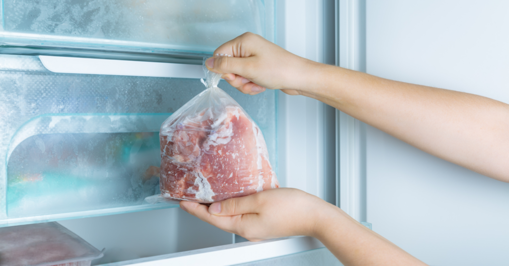 Large-Scale Food Safety Inspection Conducted in Kuwait കുവൈത്തിൽ വ്യാപക ഭക്ഷ്യസുരക്ഷാ പരിശോധന; 195.2 കിലോഗ്രാം പഴകിയ ഇറച്ചി പിടിച്ചെടുത്ത് നശിപ്പിച്ചു 1 ROTEN MEAT e1785587420638