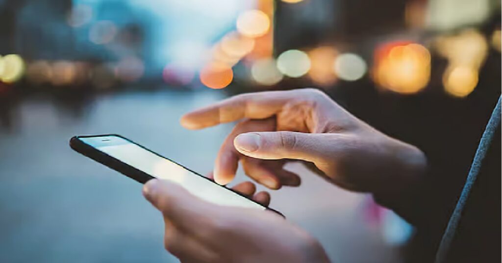 UAE satellite phone technology : യുഎഇയിൽ പുതിയ നേട്ടം; സാധാരണ മൊബൈൽ ഫോണിലൂടെ ഇനി ഉപഗ്രഹങ്ങളിലേക്ക് നേരിട്ട് സന്ദേശം കൈമാറാം 1 UAE