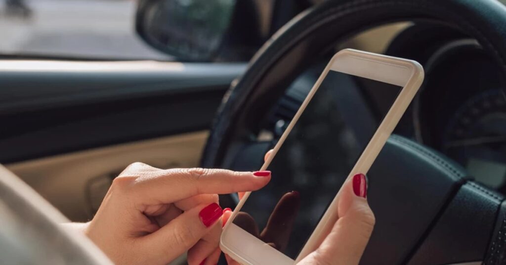 75 KD Penalty for Using Mobile Phone While Driving കുവൈറ്റിൽ വാഹനമോടിക്കുമ്പോൾ ഫോൺ ഉപയോഗിച്ചാൽ പോക്കറ്റ് കാലിയാകും 1 driving