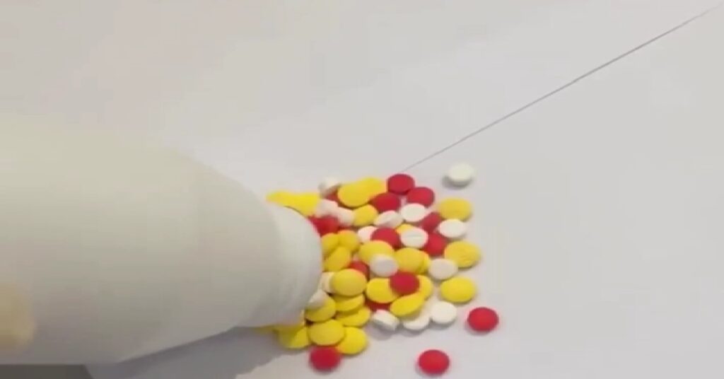 Kuwait customs drug seizureകുവൈറ്റ് വിമാനത്താവളത്തിൽ 500ഓളം ലഹരി ഗുളികകൾ പിടികൂടി; ഏഷ്യൻ യാത്രക്കാരൻ കസ്റ്റഡിയിൽ 1 kuwait newwwwwww