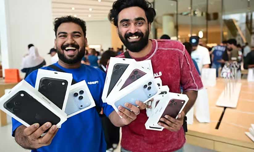 ഐഫോൺ 18: ആദ്യദിനം 36 ഫോണുകൾ വാങ്ങി ‘താരങ്ങളായി’ മലയാളി യുവാക്കൾ 1 2917344 untitled 1 1