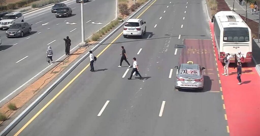 Abu Dhabi Police Warns Public to Strictly Follow Traffic Rules സീബ്ര ക്രോസിങ് ഉപയോഗിക്കാതെ റോഡ് മുറിച്ചുകടന്നാൽ പിഴത്തുക എത്രയെന്നറിയാമോ?; മുന്നറിയിപ്പുമായി അബുദാബി പൊലീസ് 1 451c76e5 c300 46c0 82d4 f470c6473b64 e1789626925336