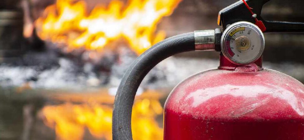 Major Fire Breaks Out in Abu Dhabi അബുദബിയിലെ മാലിന്യ ശേഖരണ കേന്ദ്രത്തിൽ വൻ തീപിടിത്തം 1 5e087b2413409 e1790776472263