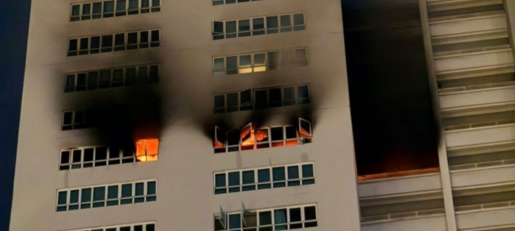 Apartment Catches Fire in Kuwait കുവൈത്തിൽ അപ്പാർട്ട്മെന്റിൽ തീപിടിത്തം 1 fire break e1790315082475