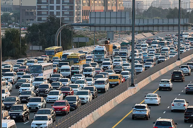 UAE Speed Limit Change;യുഎഇയിൽ വാഹനമോടിക്കുന്നവർ ശ്രദ്ധിക്കുക; ഈ പ്രധാന റോഡിൽ വേഗപരിധി കുറയ്ക്കും, നാളെ മുതൽ മാറ്റം 1 gulfnews 2026 02 04 iq2phpi7 gulfnews2026 01 150sm5ayh3STAFFNAT260115TrafficMBZRoadDubaiVSAKLANI31768503965459