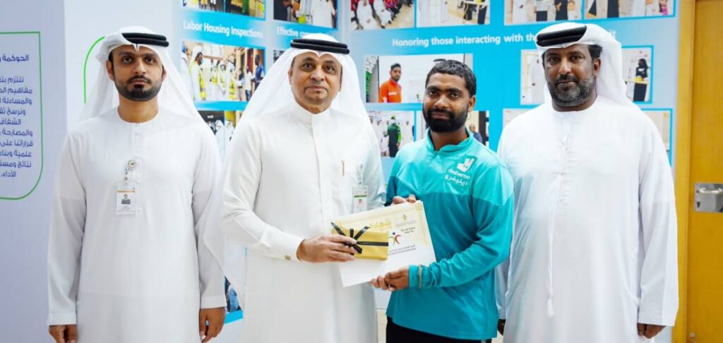 Indian Delivery Rider Honoured by Dubai Authorities റോഡിലെ വെള്ളച്ചോർച്ച തടഞ്ഞു; ദുബൈയിൽ ഇന്ത്യൻ ഡെലിവറി യുവാവിന് അധികൃതരുടെ ആദരം 1 new project 27