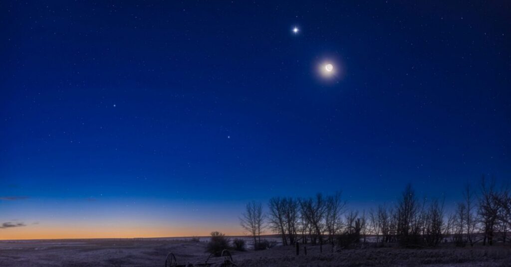 Saturn to Appear Near the Moon in Qatar’s Sky Today ഖത്തർ ആകാശത്ത് ഇന്ന് ചന്ദ്രനരികിൽ ശനി; അപൂർവ കാഴ്ചയ്ക്ക് അവസരം, കൂടുതലറിയാം 1 sky 1 e1790497103103