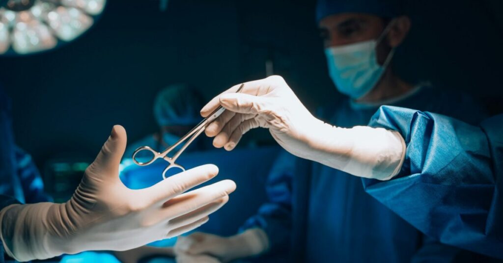 Qatar Successfully Performs Jaw Reconstruction Surgery ഖത്തറിൽ 3D സാങ്കേതിക വിദ്യ ഉപയോഗിച്ച് നടത്തിയ താടിയെല്ല് പുനർനിർമാണ ശസ്ത്രക്രിയ വിജയകരം 1 surgery 2 scaled e1790772719731