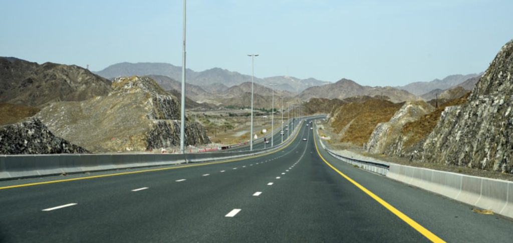 UAE speed limit;യുഎഇയിൽ വാഹനമോടിക്കുന്നവർ ശ്രദ്ധിക്കുക; ഇന്ന് മുതൽ യുഎഇയിലെ ഈ പ്രധാന റോഡിൽ വേഗപരിധി കുറച്ചു 1 1000094896