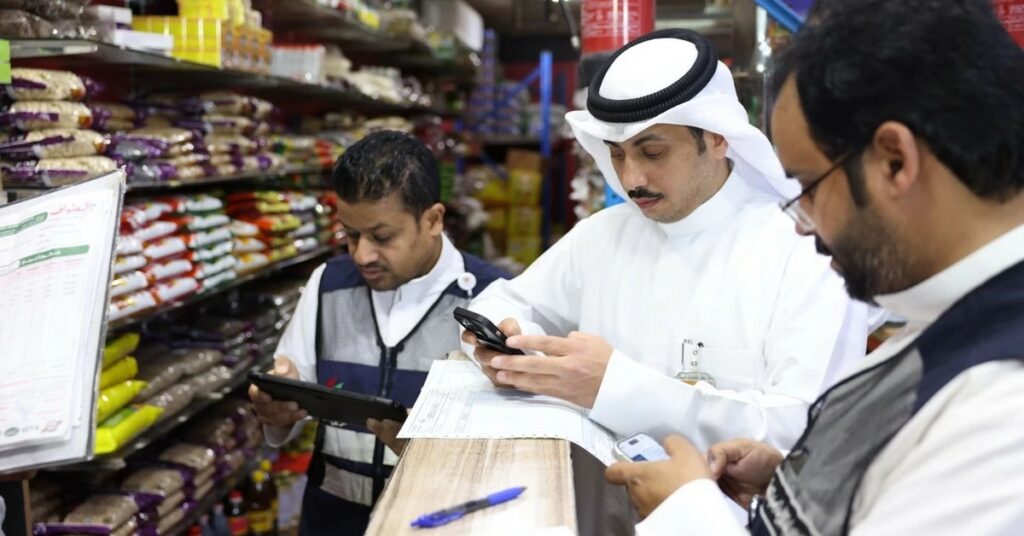 Kuwait food inspection കുവൈത്തിൽ ഭക്ഷ്യ പരിശോധന: കാലാവധി കഴിഞ്ഞ സാധനങ്ങൾ ഉപയോഗിച്ച് കേക്കും മധുരപലഹാരങ്ങളും; 210 കിലോ ഭക്ഷണം നശിപ്പിച്ചു 1 FOOD 45