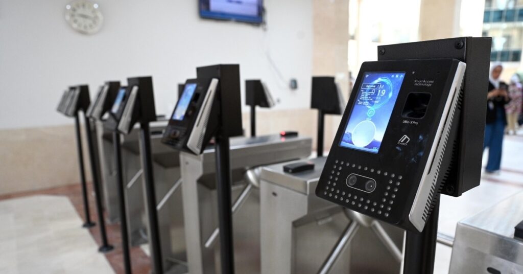 Kuwait government employees attendance system കുവൈത്തിൽ സർക്കാർ ജീവനക്കാരുടെ ഹാജർ ഇനി കർശനമായി നിരീക്ഷിക്കും; ഡിജിറ്റൽ സംവിധാനം നിർബന്ധമാക്കി 1 KUWAIT 7
