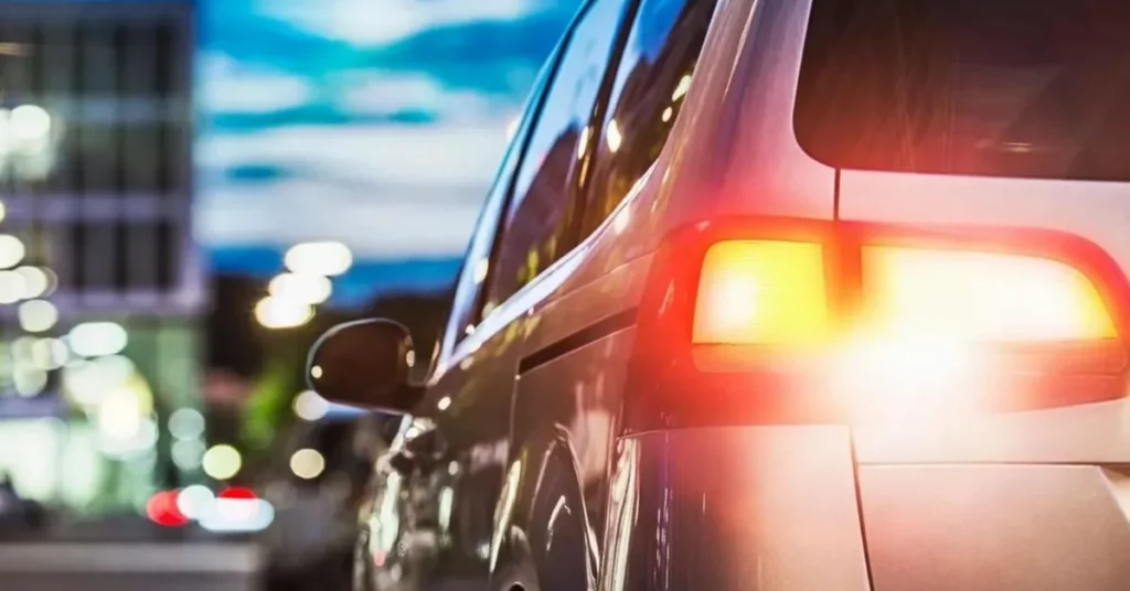 Kuwait Fines 372 Motorists for Failing to Use Turn Signals കുവൈത്തിൽ ഇൻഡിക്കേറ്റർ ഉപയോഗിക്കാത്ത 372 പേർക്ക് ട്രാഫിക് പിഴ 1 car e1791257830916