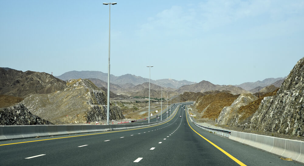 Speed Limit Reduced on Fujairah–Khorfakkan Road യുഎഇയിൽ ഫുജൈറ–ഖോർഫക്കാൻ റോഡിലെ വേഗപരിധി കുറച്ചു; ഒക്ടോബർ 13 മുതൽ പുതിയ നിയമം 1 road 1 e1791797755331