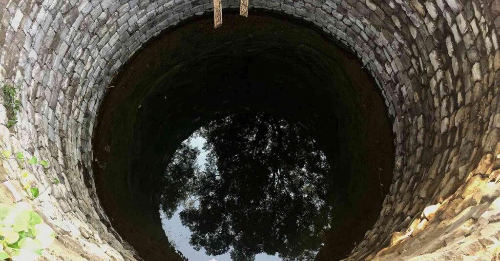 Well Cover Collapses Causing an Accident കിണറിന്റെ മൂടി തകർന്ന് അപകടം; ഏഴുവയസ്സുകാരനെ രക്ഷിക്കാൻ പരിക്കേറ്റിട്ടും കൈവിടാതെ വീട്ടുജോലിക്കാരി, യുഎഇയിൽ സുരക്ഷാ മുന്നറിയിപ്പുമായി അധികൃതർ 1 well 4511ac2e9f2f4f4b8e0b2fdf0df91f2d e1791618192464